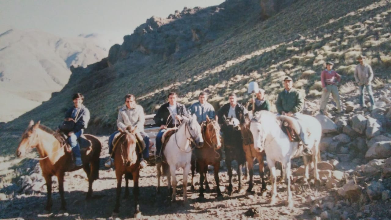 El jueves 2 de marzo de 1989 el equipo de rescate llegó en camioneta hasta el puesto de Valdez en el norte neuquino. Les prestó caballos para continuar la travesía hacia la tumba del agente Cifuentes. Con la pala, el baqueano Francisco Anicasio Vázquez.