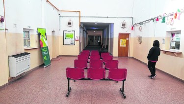 En el Hospital López Lima de General Roca la sala de espera vacía, o con poca gente, es una postal de la pandemia. Foto Juan Thomes