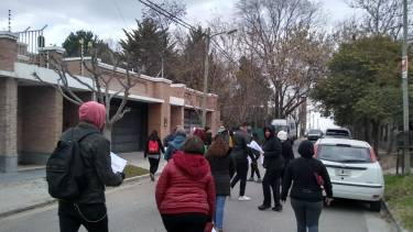 La minoría multicolor de ATEN capital, como se autodenomina ese sector del gremio, protestó frente a la casa de la ministra. (Gentileza).-