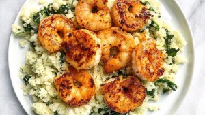 Langostinos fit con arroz de coliflor y espinacas