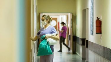 Personal de Salud insiste en mantener los cuidados, para evitar que sigan multiplicándose los contagios. Foto: gobierno de Río Negro.-