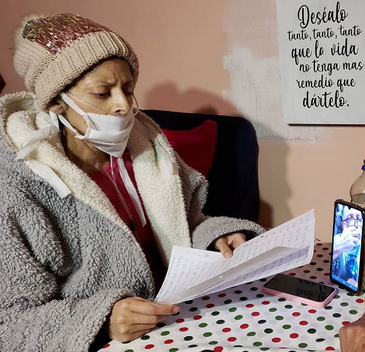 Solange con su carta en la mano. Foto: Instagram lintransigente