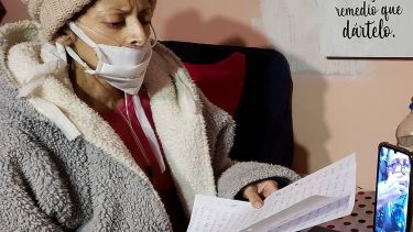 Solange con su carta en la mano. Foto: Instagram lintransigente