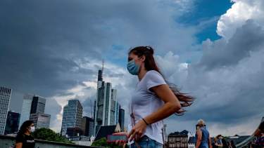 Ante la suba de casos, para Alemania »es manejable» e Italia cierra boliches