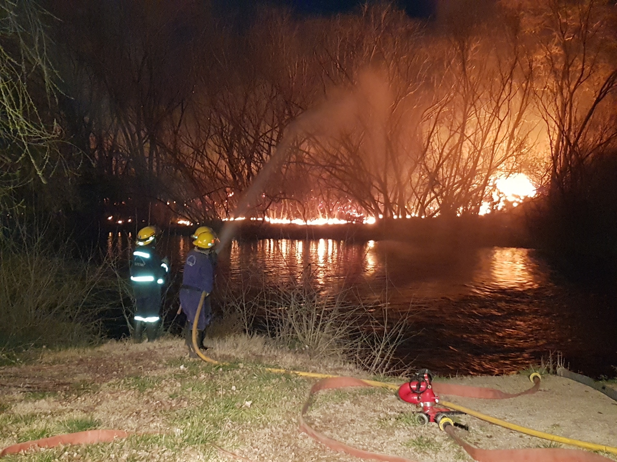Bomberos Voluntarios intentan sofocar las llamas. Foto: 
Sitio Centenario Digital