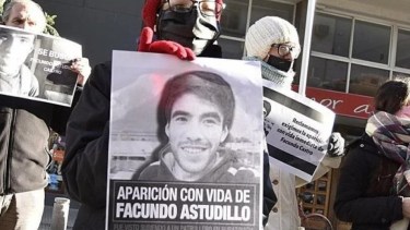 La cara del joven recorre todo el país, mientras se intenta determinar si la policía estuvo involucrada en su desaparición.-