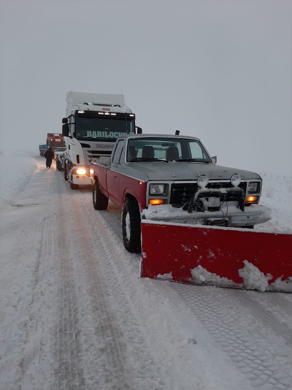 En el invierno más frío de los últimos 30 años, los camioneros quedan varados en las rutas y alguien llega a ayudarlos.