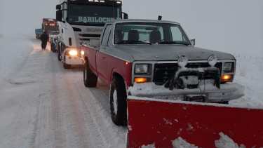 En el invierno más frío de los últimos 30 años, los camioneros quedan varados en las rutas y alguien llega a ayudarlos.
