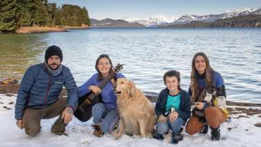 Los Neumann-Otamendi mostraron su estilo de vida cordillerano en una revista, aunque antes ya lo publicaban en redes sociales. (Gentileza Revista ¡Hola!).-