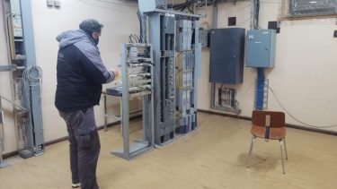 Técnicos de Movistar instalan el equipamiento. (Foto: Gentileza)