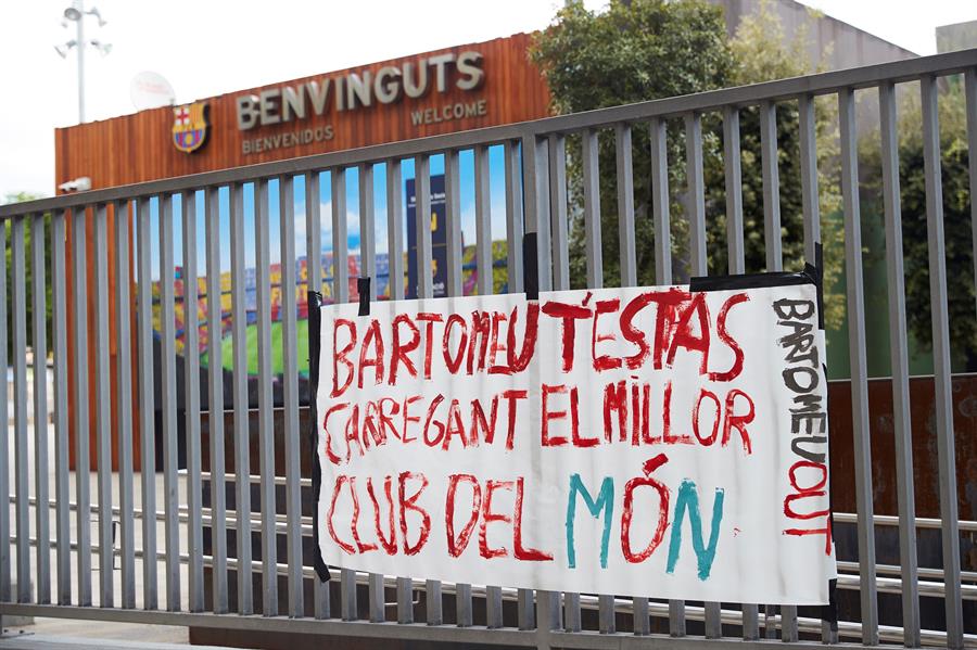 “Bartomeu, te estás cargado al mejor club del mundo”. Sigue la furia catalana en el Camp Nou.