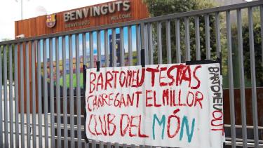 “Bartomeu, te estás cargado al mejor club del mundo”. Sigue la furia catalana en el Camp Nou.