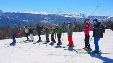 El curso de residentes en Chapelco el fin de semana pasado. Para este recomiendan comprar hasta el jueves 27 por la web y retirar el viernes en la oficina del centro para evitar filas en el cerro.  Los que compren el viernes por la web retiran el sábado en la boletería del centro del esquí.