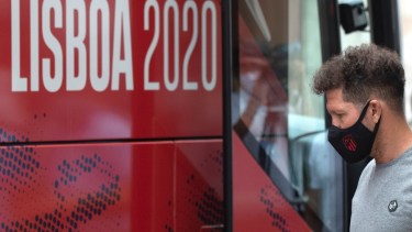 El técnico del Atlético de Madrid Diego Simeone llega al hotel del equipo en Lisboa, el martes 11 de agosto de 2020, para disputar los cuartos de final de la Liga de Campeones. (AP Foto/Manu Fernandez)