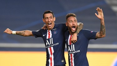 Ángel Di Maria celebra junto a Neymar, el pase a la final de la Champions League después de vencer 3-0 al Leipzig en el Estadio da Luz, en Lisboa. (David Ramos/Pool Photo via AP)