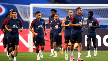 Angel Di Maria, Neymar y Kylian Mbappe, en la sesión de entrenamientos en el estadio de la Luz, en Lisboa. (David Ramos/Pool via AP)