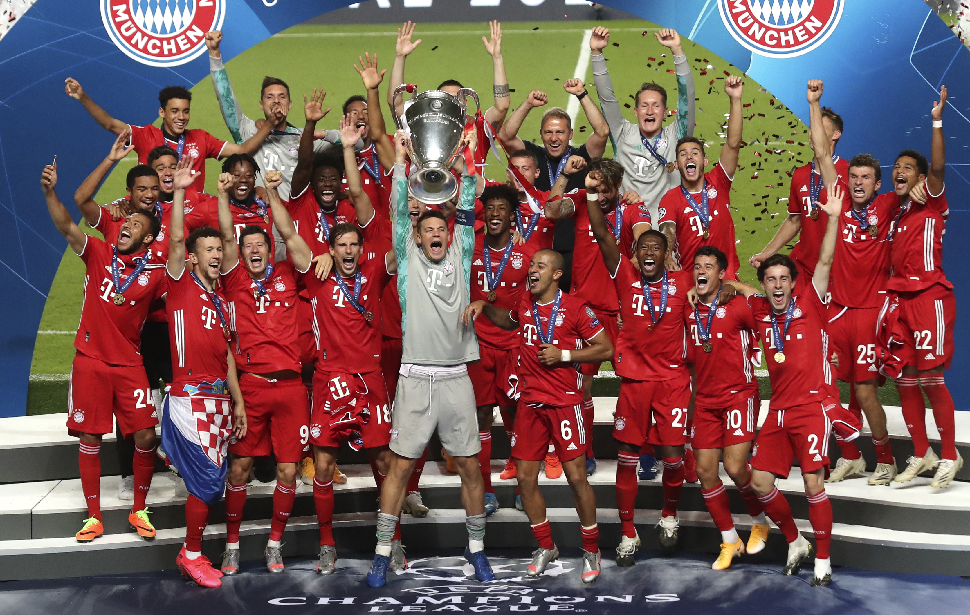 Manuel Neuer, el mejor jugador del Bayern en la final, levanta la Orejona en Estadio De La Luz, en Lisboa. (Foto/AP)