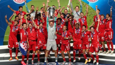 Manuel Neuer, el mejor jugador del Bayern en la final, levanta la Orejona en Estadio De La Luz, en Lisboa. (Foto/AP)