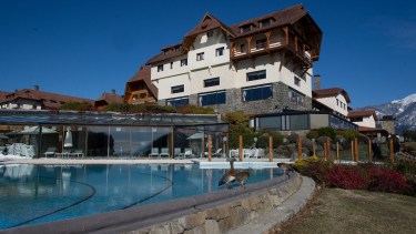 Los cauquenes son los únicos visitantes de la pisicina del hotel Llao Llao en cuarentena. Foto: Marcelo Martinez