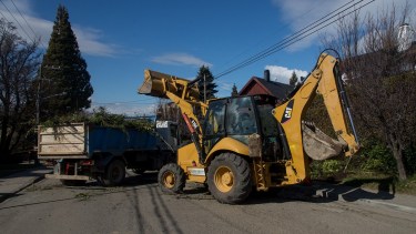 Las máquinas alquiladas por el municipio en la gestión Gennuso se emplearon en el mantenimiento de calles y pluviales. (foto archivo)