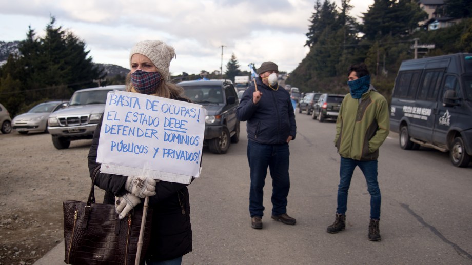 Unas 300 personas se movilizaron este sábado en la ruta nacional 40 en defensa de los pobladores de Villa Mascardi. Foto: Marcelo Martínez