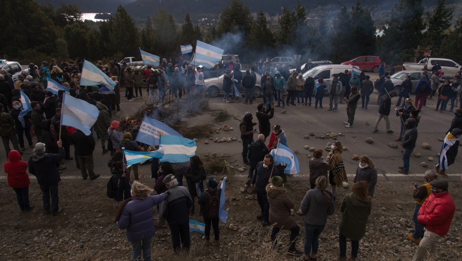 Los manifestantes permanecieron varias horas en la ruta 40 en reclamo del cese de la violencia en Mascardi. Foto: Marcelo Martinez