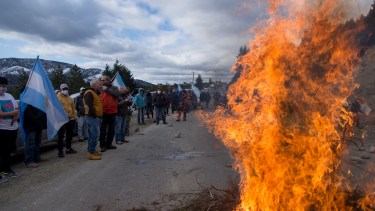 Los manifestantes cuestionaron el bloqueo de la ruta 40. Foto: Marcelo Martínez