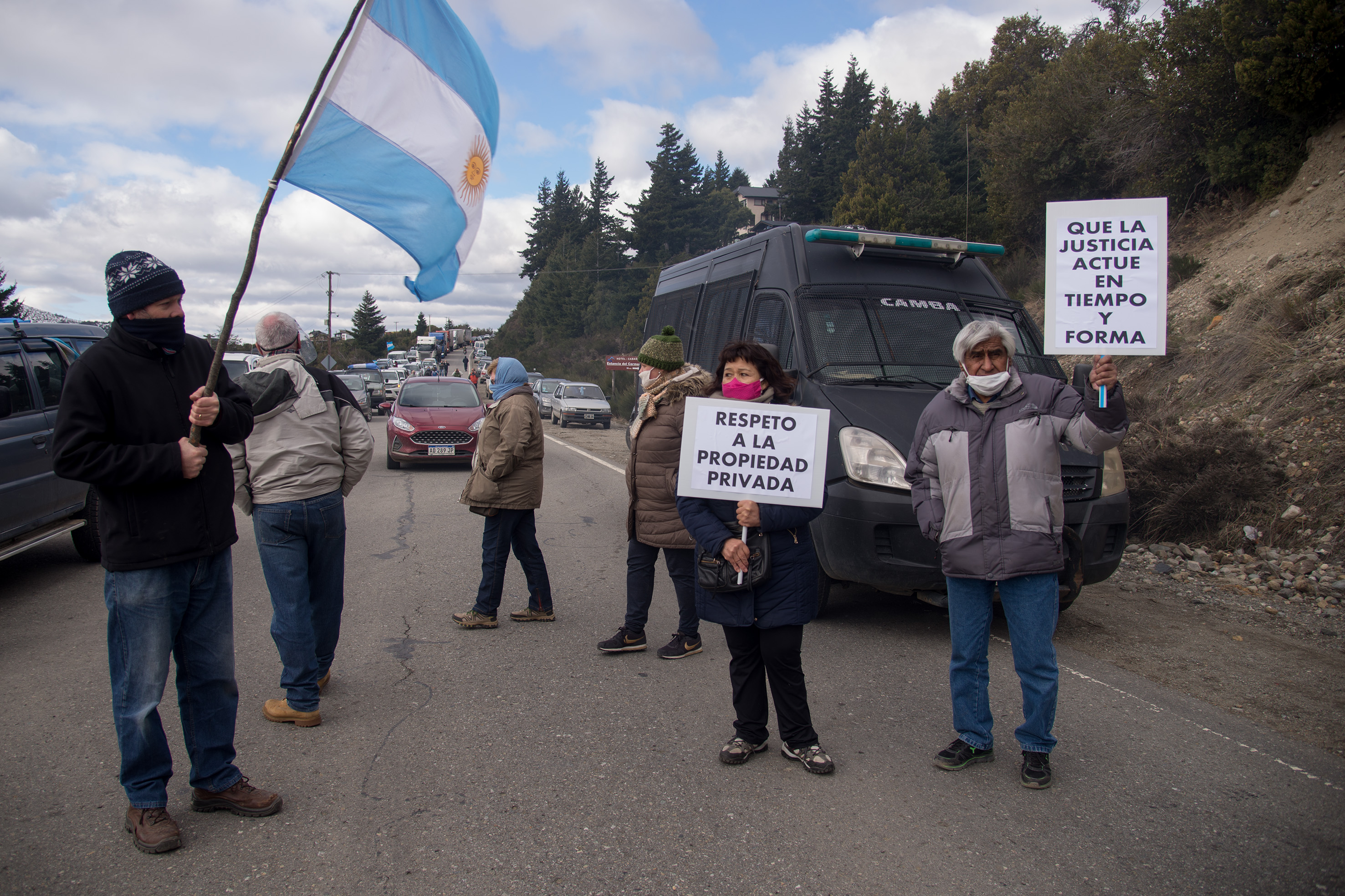 El año pasado, cientos de personas se movilizaron en la ruta nacional 40 para pedir el desalojo de los ocupantes de Villa Mascardi. (Foto: Marcelo Martínez)