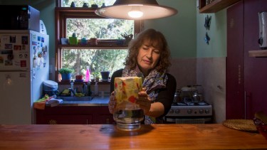 Marta Bur realiza eco envoltorios con cera de abeja. Innovación y ecología para reinventarse en esta cuarentena. Foto: Marcelo Martinez