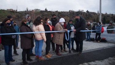 Gennuso junto a funcionarios y vecinos cortaron las cintas del nuevo puente del Ñireco. Foto: Marcelo Martinez