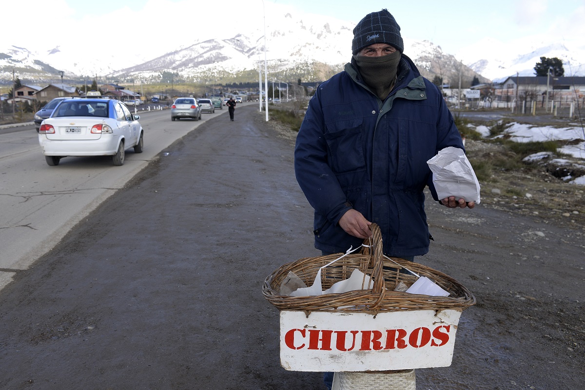 Los vendedores ambulantes buscan un ingreso para pasar la cuarentena en Bariloche. Foto: Alfredo Leiva