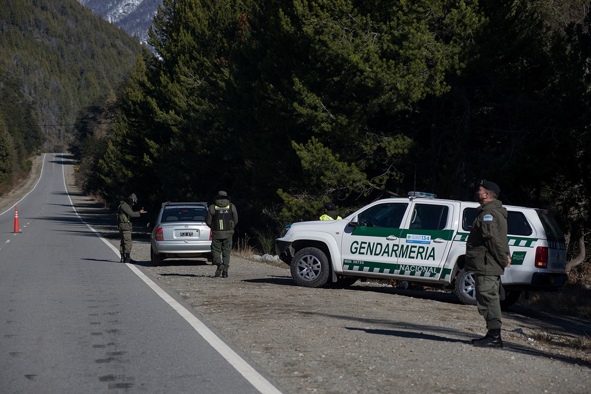 Gendarmería Nacional instaló un puesto de control en la ruta 40, a menos de 15 kilómetros de la zona de conflicto en Villa Mascardi. (Foto de archivo de Marcelo Martínez)