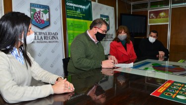 El intendente de Regina y la decana de la Facultad de Alimentos, acordaron asistir con viandas a merenderos. (Foto Néstor Salas)