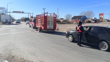 Personal policial y quienes trabajan en el único acceso a la localidad, realizan estrictos controles en Valcheta (Foto: Gentileza)