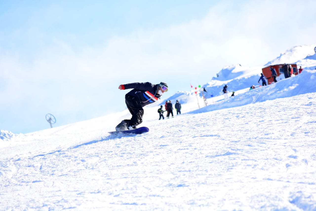 Las pistas del cerro Perito Moreno abrieron el fin de semana, dando inicio a la temporada de esquí solo para locales. Foto: Gentileza
