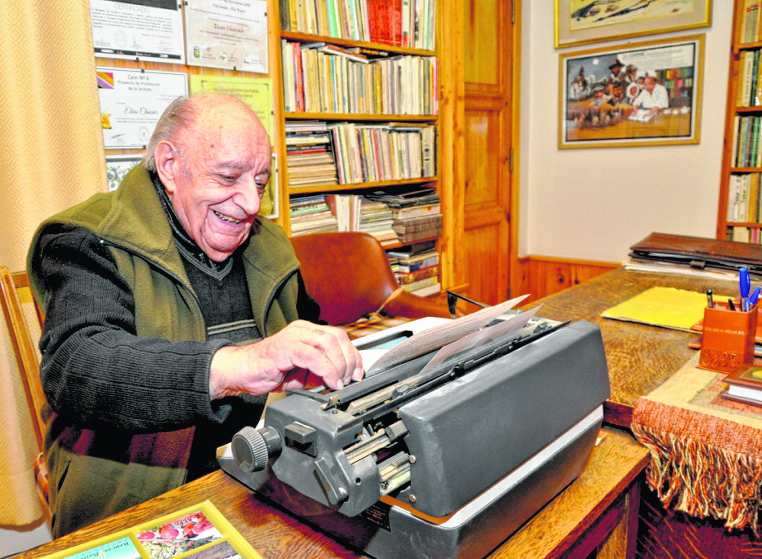 Elías Chucair falleció el 30 de julio de 2020 a los 94 años. El año pasado la legislatura sanciono la ley que declara al 30 de julio como el Día del Escritor Rionegrino. Foto. Archivo.