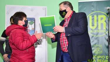 Diez familias recibieron actas de tenencias de un loteo social en Regina. (Foto Néstor Salas)