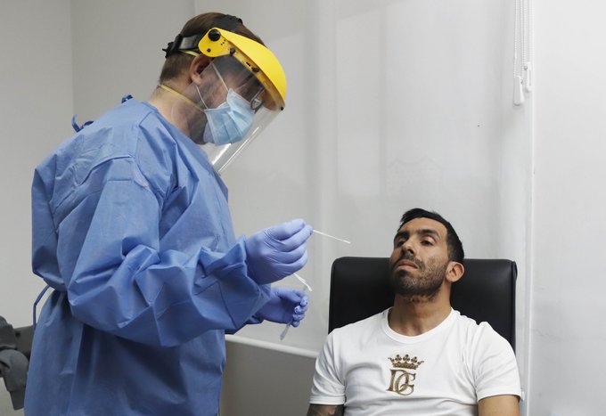 Carlitos y el plantel de Boca se sometieron a los exámenes médicos pertinentes para volver a entrenar. (Foto: @BocaJrsOficial)