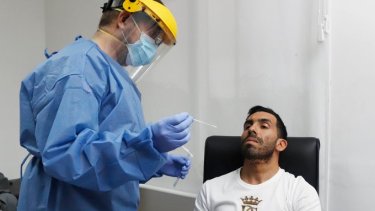 Carlitos y el plantel de Boca se sometieron a los exámenes médicos pertinentes para volver a entrenar. (Foto: @BocaJrsOficial)
