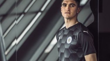 El Tuti posa con la nueva camiseta alternativa de Torque. Es una pieza fija entre los titulares.
