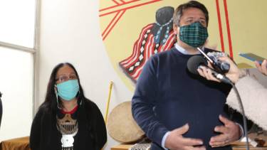 Hoy, durante la firma para crear el Área de la mujer mapuche, Gaido habló de las tierras de la meseta. (Gentileza).-