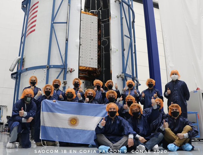 El equipo argentino en Cabo Cañaveral junto al satélite Saocom 1B.