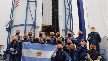 El equipo argentino en Cabo Cañaveral junto al satélite Saocom 1B.