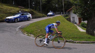 El ciclista perdió el control de su bicicleta y cayó en un barranco desde nueve metros de altura.