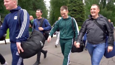 voluntarios acuden al centro donde se probará la nueva vacuna rusa