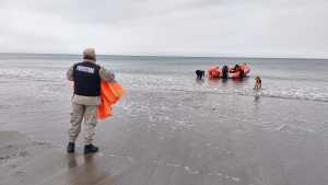 Las Grutas: Rescataron a una pareja que navegaba en kayak