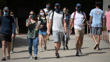 En varios casos, los alumnos habían vuelto a las cursadas, pero ante el aumento de casos solo algunas materias son presenciales. (Foto: AP)