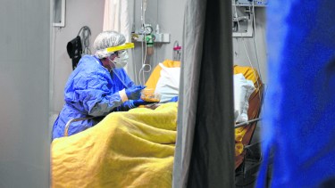 Los cuidados en salas de terapia van de 10 a 20 días, con casos que llegaron a las 35 jornadas. Foto: Alfredo Leiva.