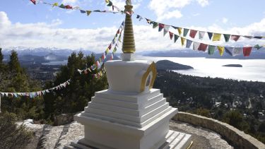 La stupa de la iluminación está a un paso del barrio Rancho Grande, en la ladera del cerro Otto. Foto: Alfredo Leiva