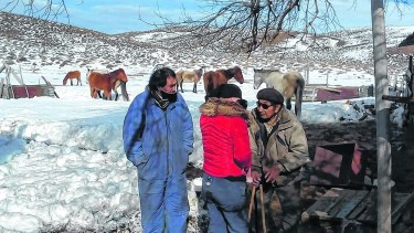 La asistencia del gobierno lleva alivio a algunos pobladores.
